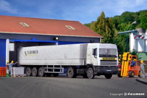 Camion DAF-2 axe cu trailer