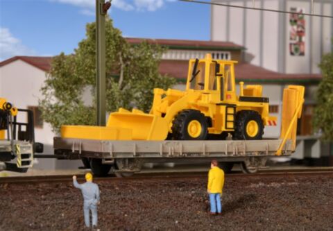 Vagon platforma cu excavator